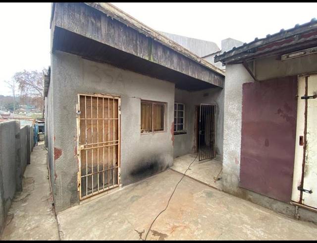 18 BEDROOM HOUSE FOR SALE IN BEZUIDENHOUT VALLEY